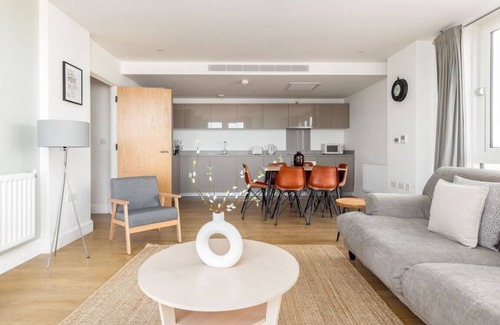 Bromley South Apartment | 2 Bed, 2 Bath Apartment in Bow