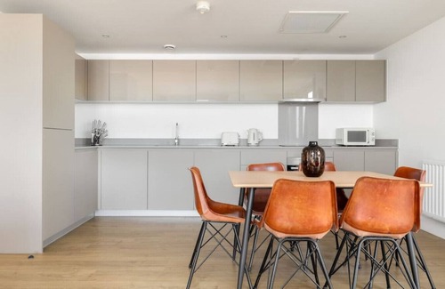 Bromley South Apartment | 2 Bed, 2 Bath Apartment in Bow