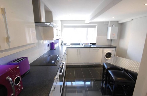 City of Westminster Apartment | 2 Bed/2 Bath Flat, Sky TV, Air Con