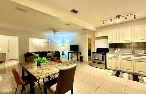 South Middle River House | 2 bed/2 baths house central Fort Lauderdale with dedicated office & Yoga room.