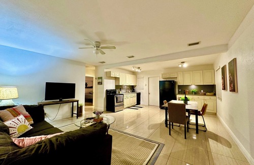 South Middle River House | 2 bed/2 baths house central Fort Lauderdale with dedicated office & Yoga room.