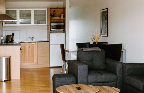 Wanaka Apartment | 2 Bed | 2 Ensuites | Central to ski fields | Balcony |Sleeps 4