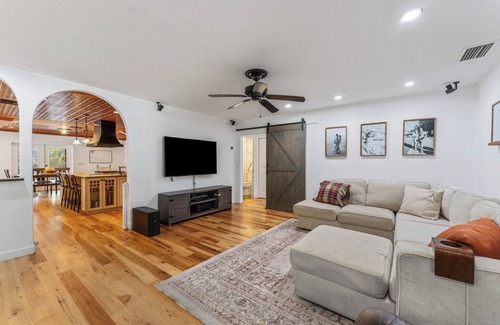 Charlotte Apartment | 2 Bed Apartment Sleeps 4 with Free Parking