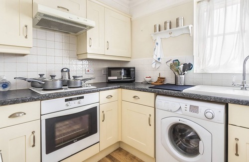 West Thurrock Apartment | 2 Bed Apartment Sleeps 5 - Free Parking, Balcony