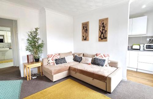 Huntingdon Apartment | 2 bed apt w/private parking close to town centre