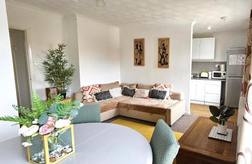 Huntingdon Apartment | 2 bed apt w/private parking close to town centre