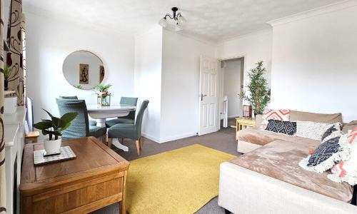 Huntingdon Apartment | 2 bed apt w/private parking close to town centre