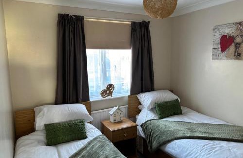 Ingoldmells House | 2-Bed Bungalow Sleeps 6 Parking & Pet Friendly