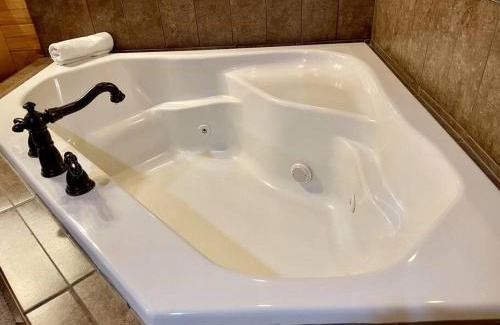 Helen House | 2 bed Cabin HOT TUB close to Helen #16