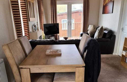 Bridlington House | 2 Bed Cabin - Sleeps 4 - Pets - 5 min to Beach