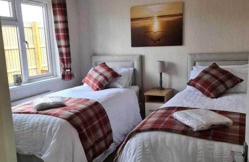 Bridlington House | 2 Bed Cabin - Sleeps 4 - Pets - 5 min to Beach