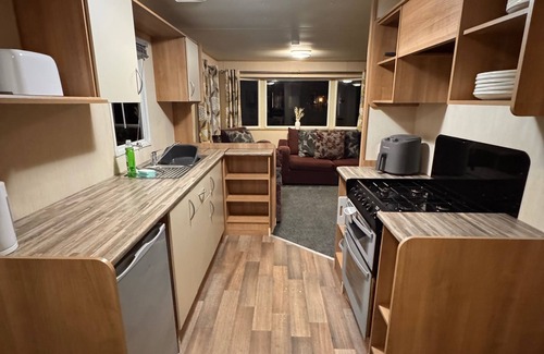 Towyn Ski Chalet | 2 Bed Caravan - Sleeps 6 - Pet Friendly, Parking