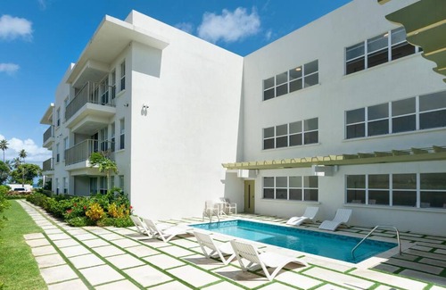 Little Battaleys Apartment | 2 Bed Coral Beach Condo Pool & Beach Access