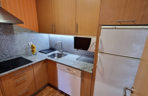 Vilagarcia de Arousa Apartment | 2 Bed Flat - Sleeps 6 - Pets - Pool - Parking