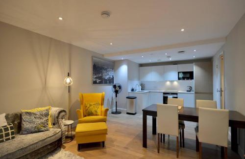 Fairfield Apartment | 2 bed flat 20 mins to central London 15 mins to Gatwick