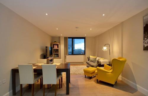 Fairfield Apartment | 2 bed flat 20 mins to central London 15 mins to Gatwick