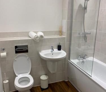 West Thurrock Apartment | 2 Bed Flat- Direct Links to Central London