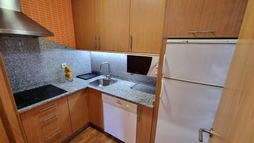 Vilagarcia de Arousa Apartment | 2 Bed Flat - Sleeps 6 - Pets - Pool - Parking