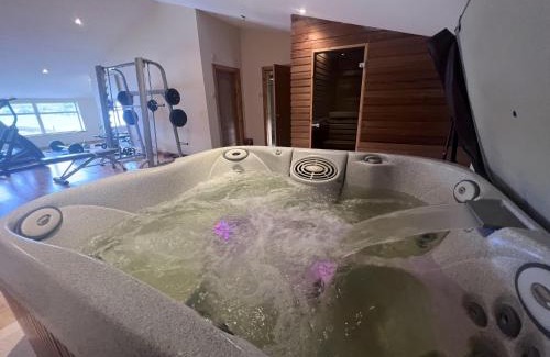 Motherwell Apartment | 2 Bed Flat - Sleeps 4 - Pets - Hot Tub - Gym