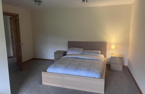 Motherwell Apartment | 2 Bed Flat - Sleeps 4 - Pets - Hot Tub - Gym