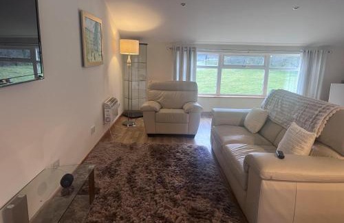 Motherwell Apartment | 2 Bed Flat - Sleeps 4 - Pets - Hot Tub - Gym