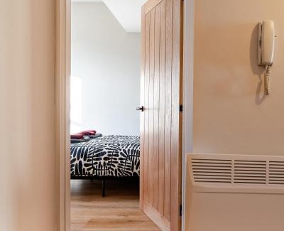 Paisley Apartment | 2 Bed Flat - Town Centre