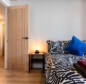 Paisley Apartment | 2 Bed Flat - Town Centre