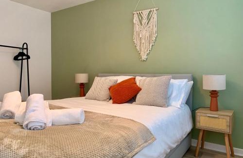 Stroud Green Apartment | 2 Bed Ground Floor, Boho Chic Garden Flat with Parking