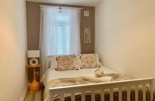 Stroud Green Apartment | 2 Bed Ground Floor, Boho Chic Garden Flat with Parking