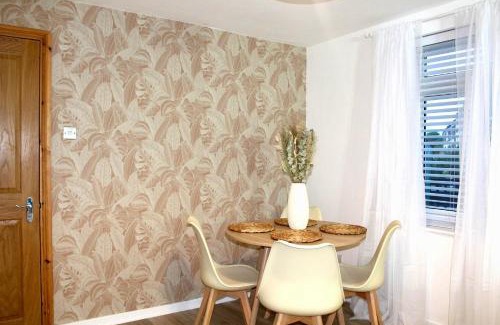 Stroud Green Apartment | 2 Bed Ground Floor, Boho Chic Garden Flat with Parking