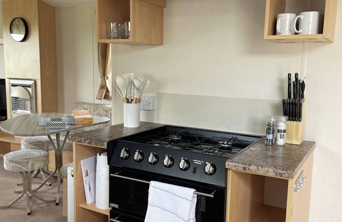 Seasalter House | 2-Bed Holiday Home - Sleeps 4 - Pets, Parking
