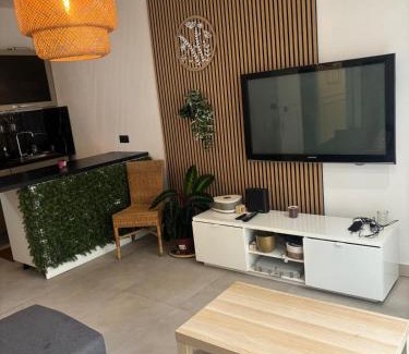 Villemomble Apartment | 2 Bed House, Parking and Courtyard, Villemomble, Paris