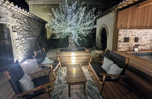 Saint-Clement House | 2 Bed House Sleeps 4 - Pets Ok - Pool - Fireplace