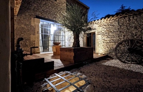 Saint-Clement House | 2 Bed House Sleeps 4 - Pets Ok - Pool - Fireplace