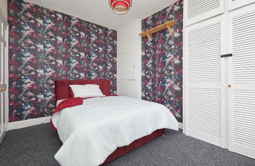 Hucknall House | 2 Bed House - Sleeps 4 - Garden - Parking - Wifi