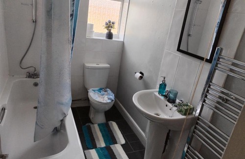 Hucknall House | 2 Bed House - Sleeps 4 - Garden - Parking - Wifi