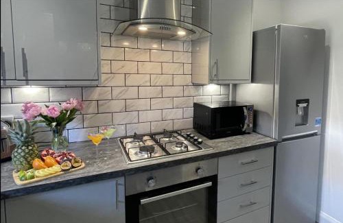 Perth House | 2 Bed House - Sleeps 4 - Garden Parking Wifi