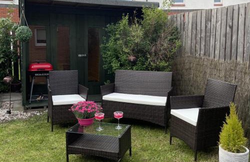 Perth House | 2 Bed House - Sleeps 4 - Garden Parking Wifi