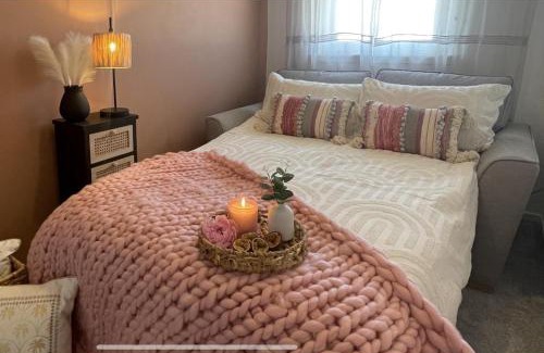 Perth House | 2 Bed House - Sleeps 4 - Garden Parking Wifi