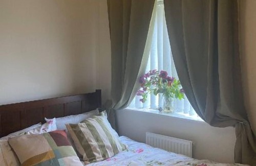 Chapeltown House | 2 Bed House - Sleeps 4 - Parking - Wifi