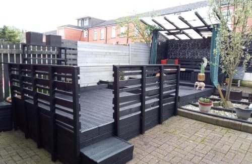 Bolton House | 2 Bed House - Sleeps 4 - Pets - Garden - Parking