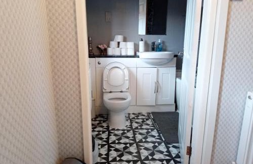 Bolton House | 2 Bed House - Sleeps 4 - Pets - Garden - Parking