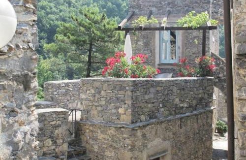 Colletta House | 2 Bed House Sleeps 5 - Terrace - Communal Pool