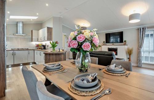 Galston House | 2 Bed in Moscow 94573