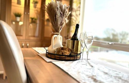 Wesham House | 2-Bed Lodge Sleeps 4 Free Parking Hot tub