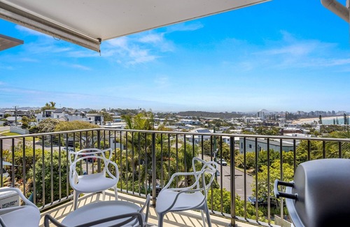 Alexandra Headland Apartment | 2-Bed near Beach with BBQ & Stunning Ocean Views