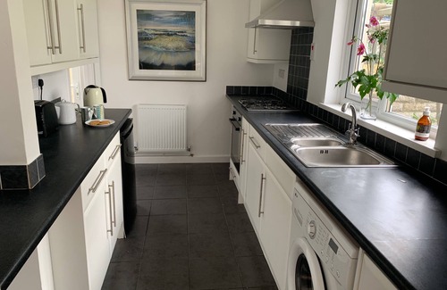 Falmouth House | 2 Bed-Sleeps 4-Parking-Pets-10 min to the Beach