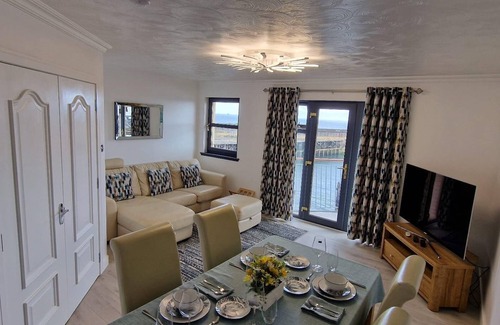 Kirkcaldy Apartment | 2 Bed-Sleeps 5-Parking-Sea View