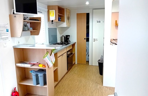 Saint-Jean-de-Monts Cabin | 2 Bed - Sleeps 4 - Free Parking - 5 mins to Beach