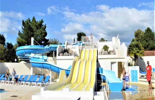 Saint-Jean-de-Monts Cabin | 2 Bed - Sleeps 4 - Free Parking - 5 mins to Beach